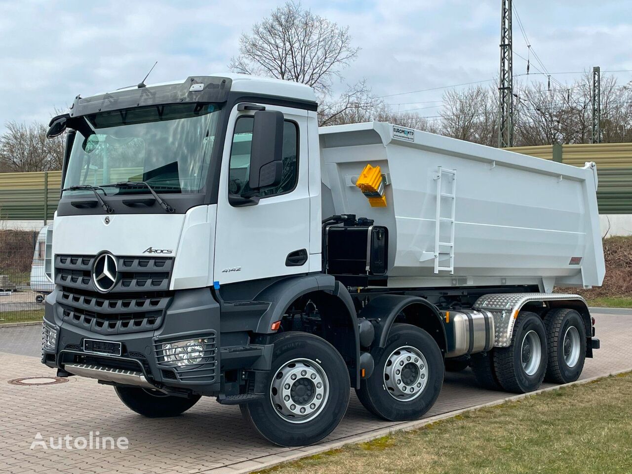 new Mercedes-Benz 4142 dump truck